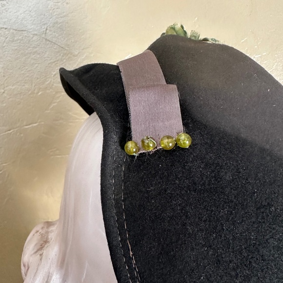 ADORABLE 1940\'s BLACK FELT FEDORA WITH GREEN BAND + FEATHERS main image 12